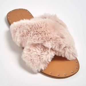 📣 Moving Sale! NEW Forever 21 Fur Criss Cross Slippers size 6